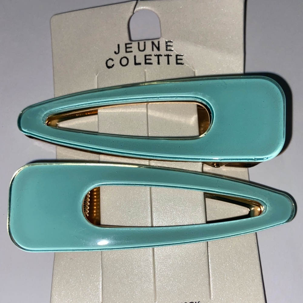 Set of 2 blue hair clips.